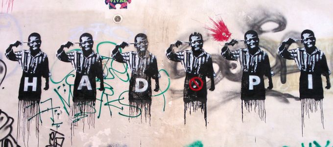 Párizsban eltávolítják a jogsértõ falfirkákat