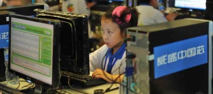 Hat éves kor elõtt netezni kezdenek a kínaiak