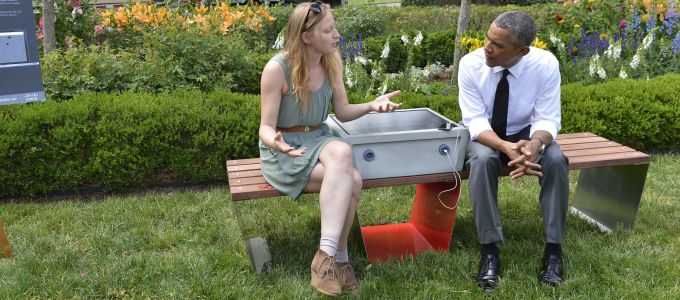 Soofa - pihenõpadba épített töltõ