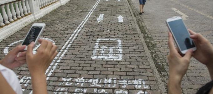 Külön járda a telefon­függõknek