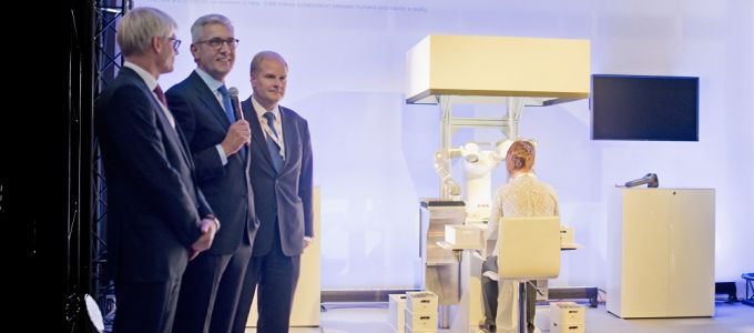 Kétkarú, együttmûködõ robotot mutatott be az ABB