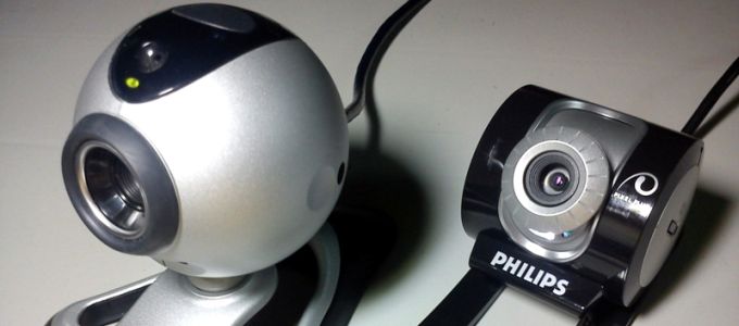 Ötbõl egy felhasználó lefedi a webkameráját