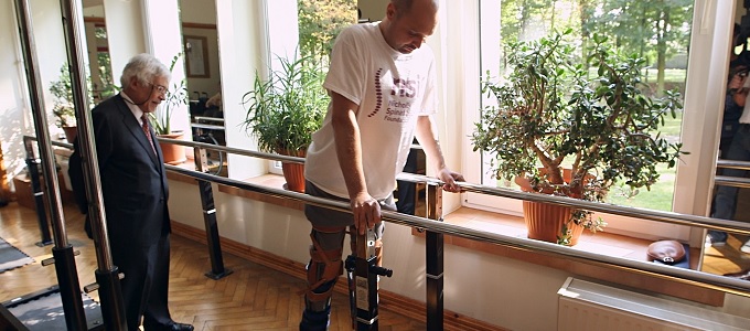 Agymûtéttel segítenek a gerincsérülteken