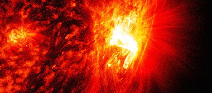 Szokatlan napfolt hatalmas kitörésekkel
