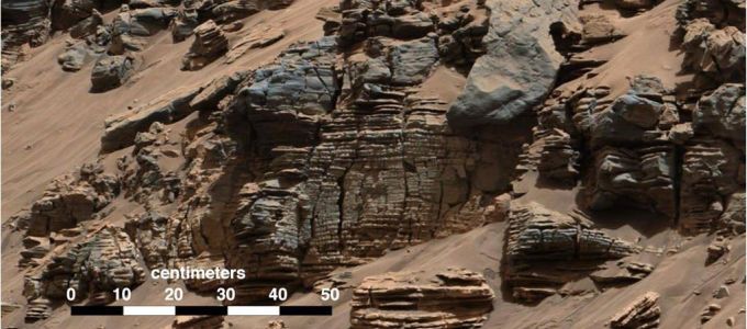 Folyékony víz lehet a Marson