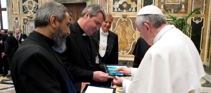 Elárverezték a pápa iPad készülékét