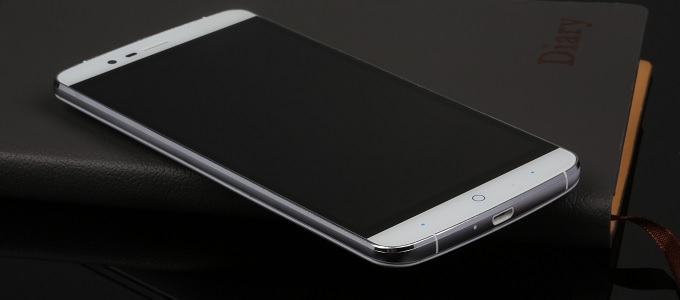 Érkezõben az Elephone P8000