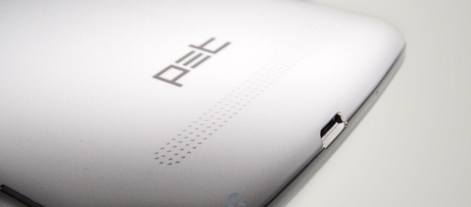 Itt a Commodore okostelefonja