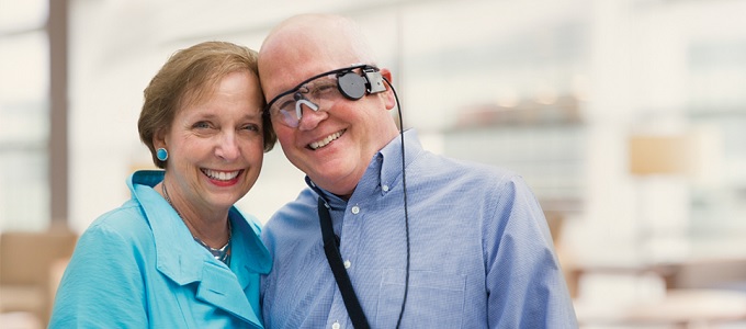 Itt az elsõ bionikus szemimplantátum