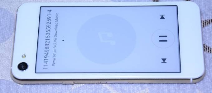 Két kijelzõ az Oukitel új okostelefonján