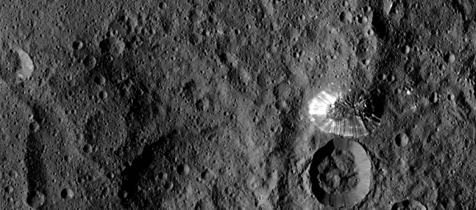 Közelebbrõl látható a Ceres csillogó kúpja