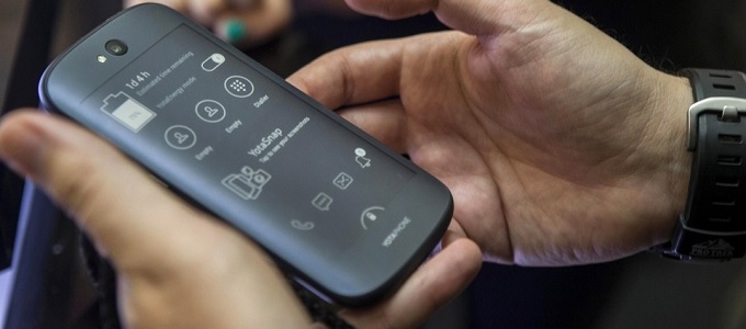 550 dolláros áron jön a YotaPhone 3