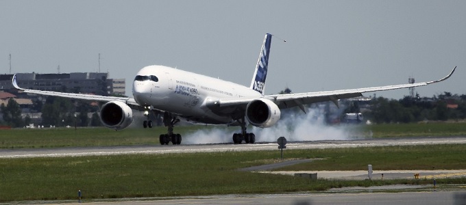 Mûholdak figyelnék az óceán feletti repülõket