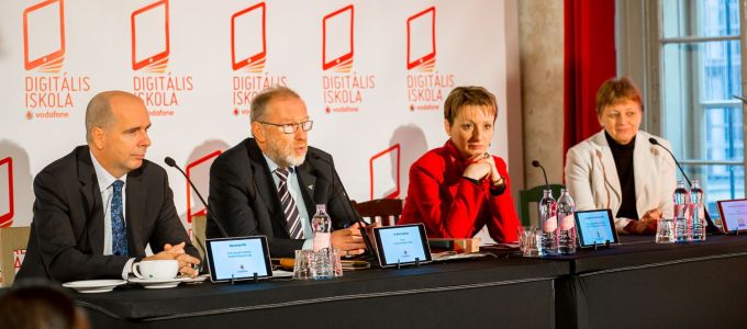 1200 tabletet oszt szét 20 iskolában a Vodafone