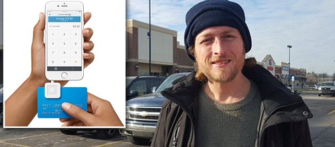 Bankkártyás adományokat is elfogad egy hajléktalan