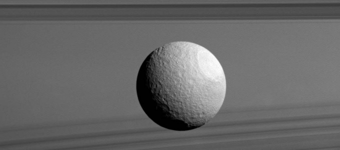 Fotón látható a Tethys hold