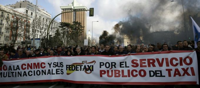 Az Uber ellen tüntettek a madridi taxisok