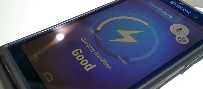 Napelemes okostelefont mutatott be a Kyocera