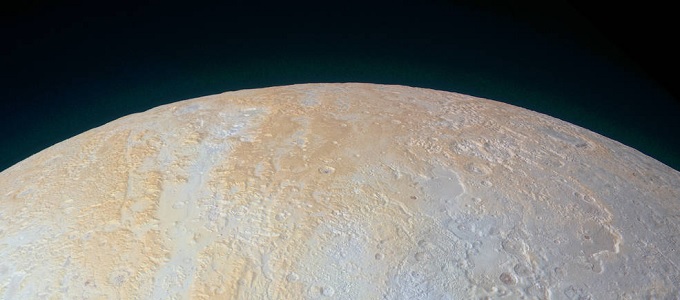 Színes fotón a Plútó északi pólusa