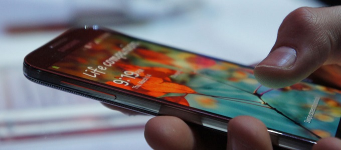 A Sharp AMOLED-kijelzõkkel készül az Apple váltására