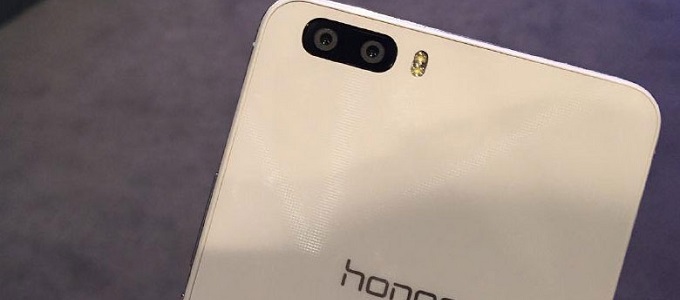 Iker-kamerával jön a Huawei Honor V8