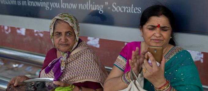 Pánikgomb kerül az indiai mobilokra