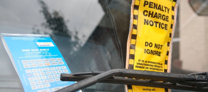 Chatbottal a parkolási bírságok ellen