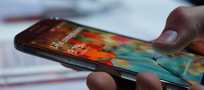 Kevesebb okostelefon, több AMOLED-kijelzõ várható