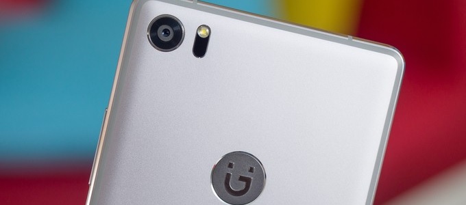 Üzleti telefonon dolgozik a Gionee