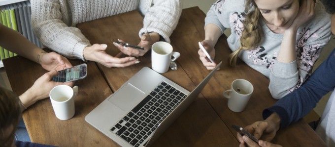 Túlzott mértékben kötõdünk az okos­telefon­jainkhoz