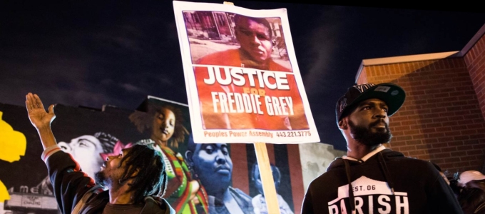 Közösségi platformok segítségével azonosították az amerikai tüntetõket