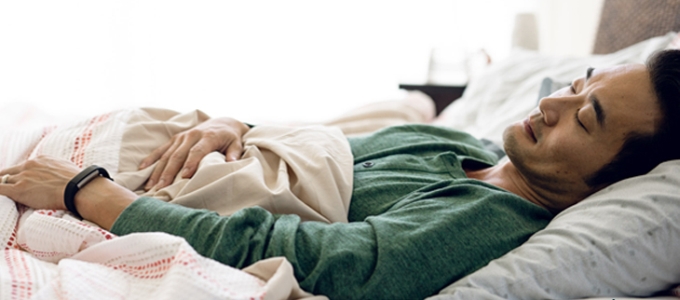 Alváselemzõ fitneszkarkötõ a Fitbittõl