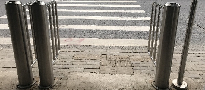 Sorompó és kamera a kínai közlekedési lámpán