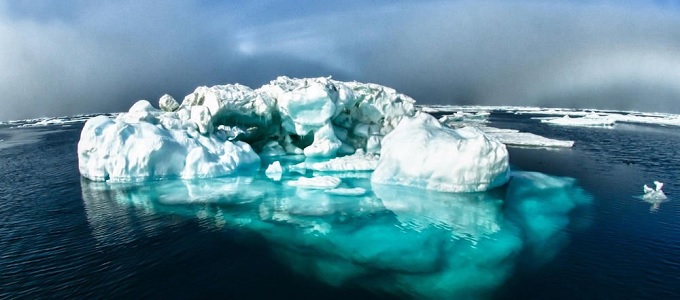 Jéghegyek százai fenyegetik a hajókat