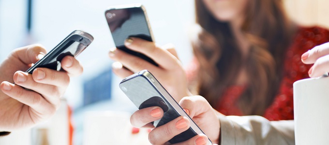 Már 5 milliárd ember mobilozik