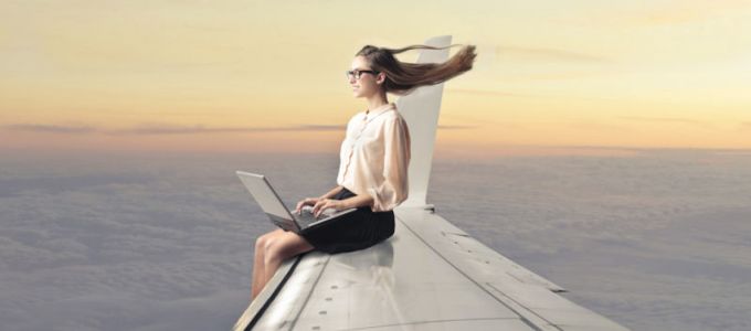 Az utasok kétharmada internetezne repülés közben is