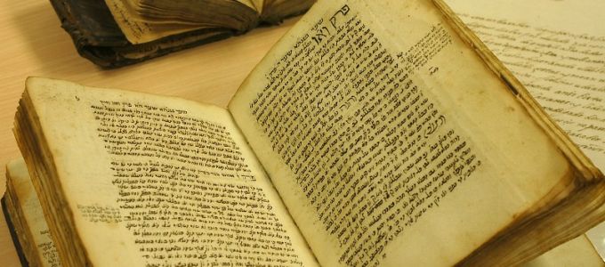 Az internetre kerül az összes héber kézirat