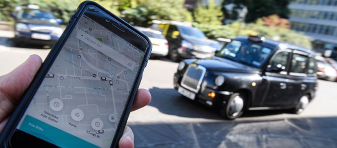 Félmillióan tiltakoznak az Uber londoni betiltása ellen