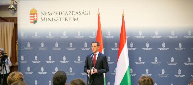 4 év alatt 4 milliárd forintból 4000 informatikust képez a kormány