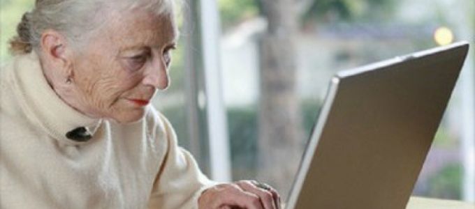 Ötezer 65 év feletti ember kap számítógépet