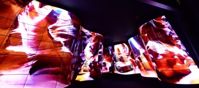 OLED tévékbõl épített kanyont az LG a CES-re