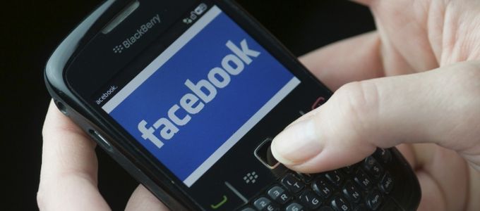 Pert indított a BlackBerry a Facebook ellen