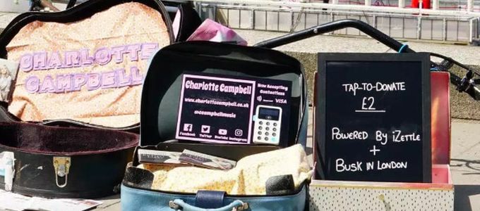 Érintéses fizetéssel lehet támogatni a londoni utcai elõadókat