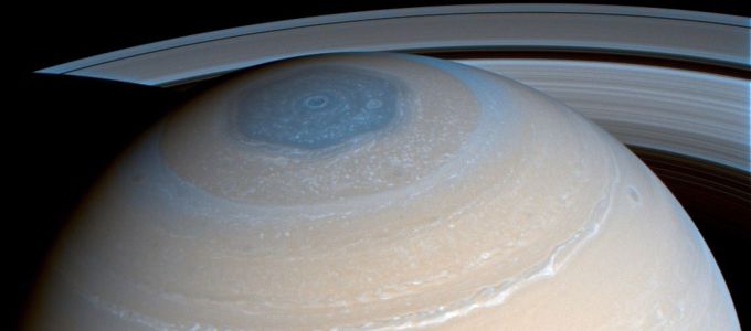 Sarki fény ragyog délben a Szaturnuszon