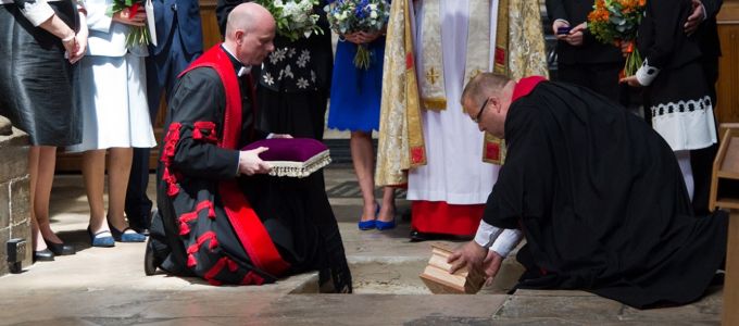 Newton és Darwin közé temették Stephen Hawking hamvait