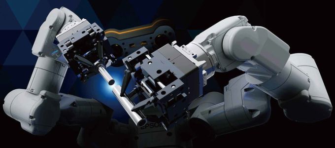 Retteghetnek a szalag mellett dolgozó munkások az Epson új robotjától