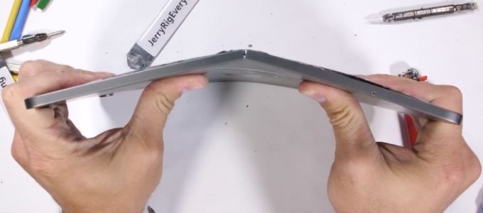 Meghajlított iPad készülékek - honlapot hozott létre az Apple