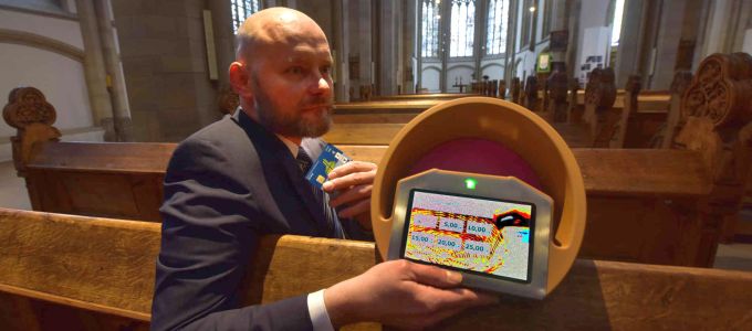 Digitális persely a templomban