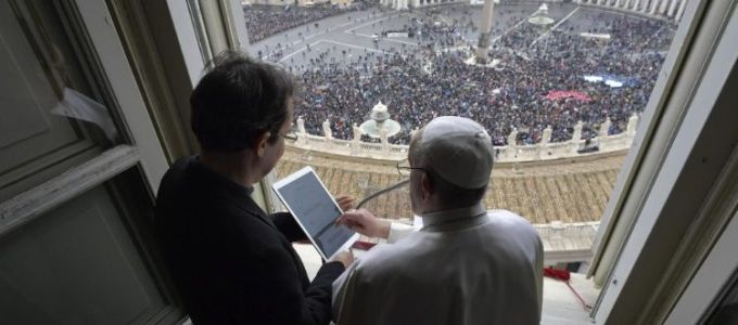 Okostelefonos ima-alkalmazást indított el Ferenc pápa