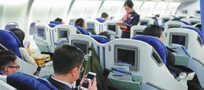 Még mindig veszélyesek a telefonok a repülõkre